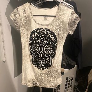 Skull T-shirt grey black and white pattern.